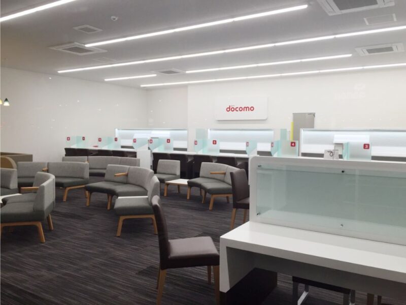 ドコモショップ施工事例　対面カウンター＆待合室